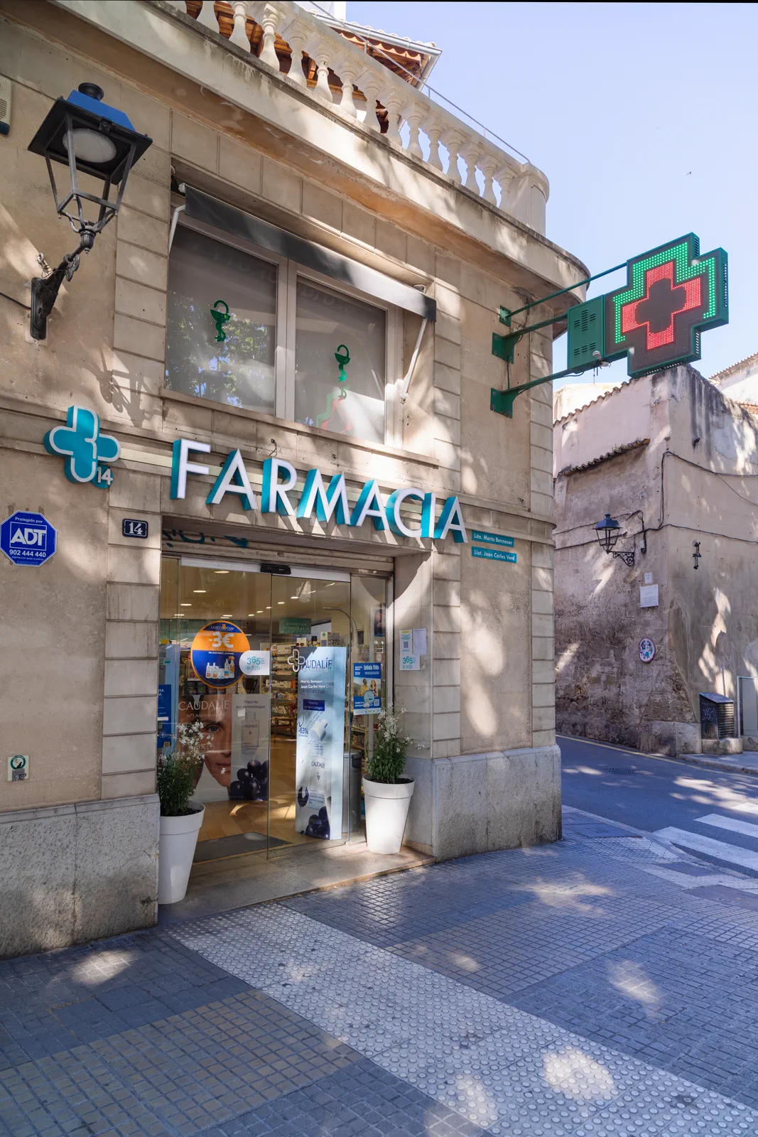 Façana de la farmàcia al Passeig de la Rambla, 14