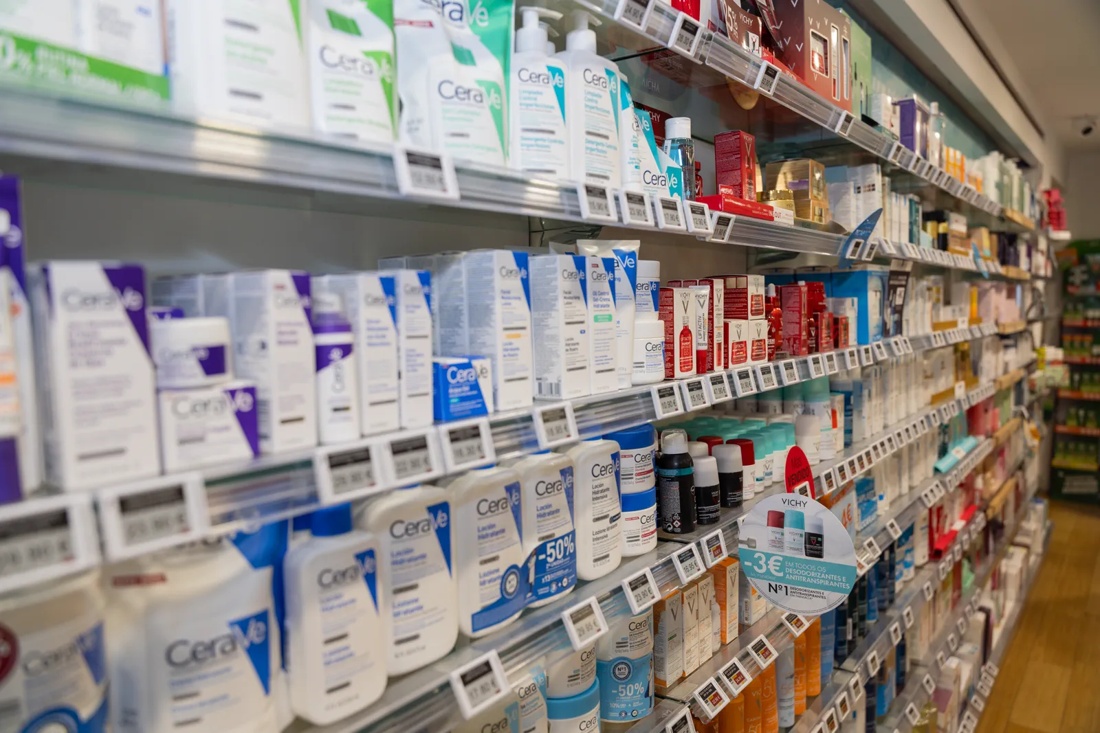 Productes de dermocosmètica a la farmàcia