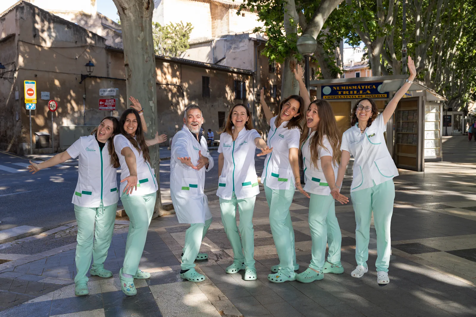 L'equip davant la Farmàcia La Rambla 14