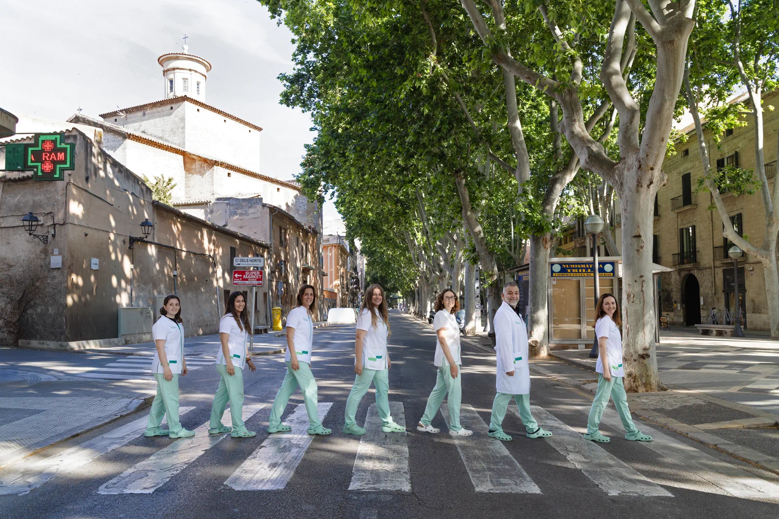 L'equip caminant per La Rambla